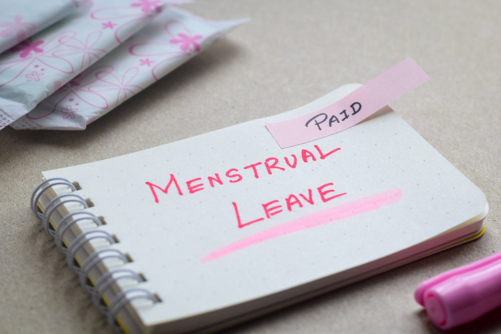 Zeichenblock mit Aufschrift "Menstrual Leave"