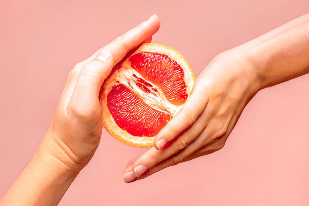 Grapefruit in Händen